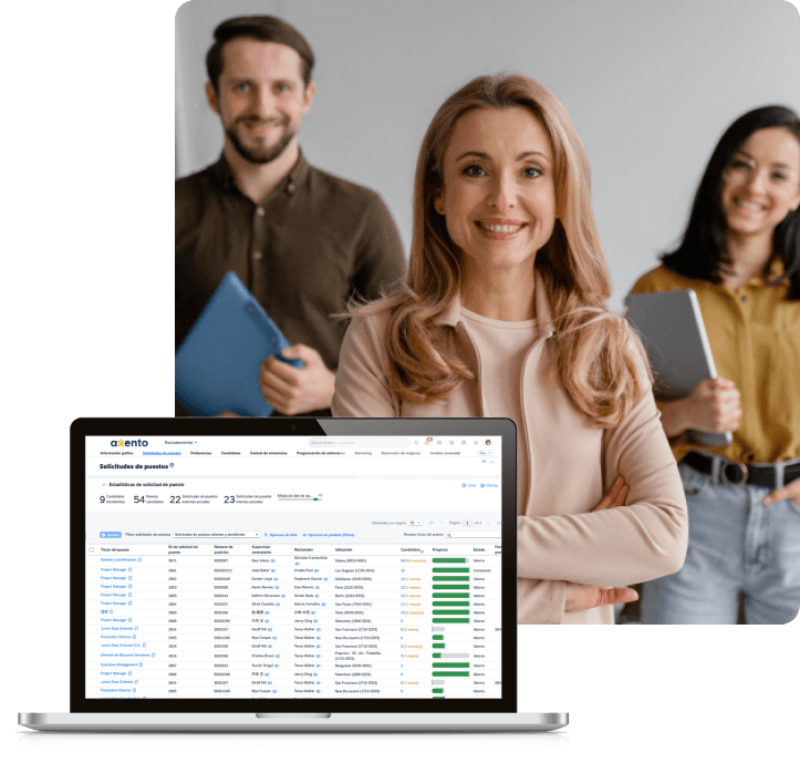Profesionales con laptop mostrando dashboard de nómina Axento