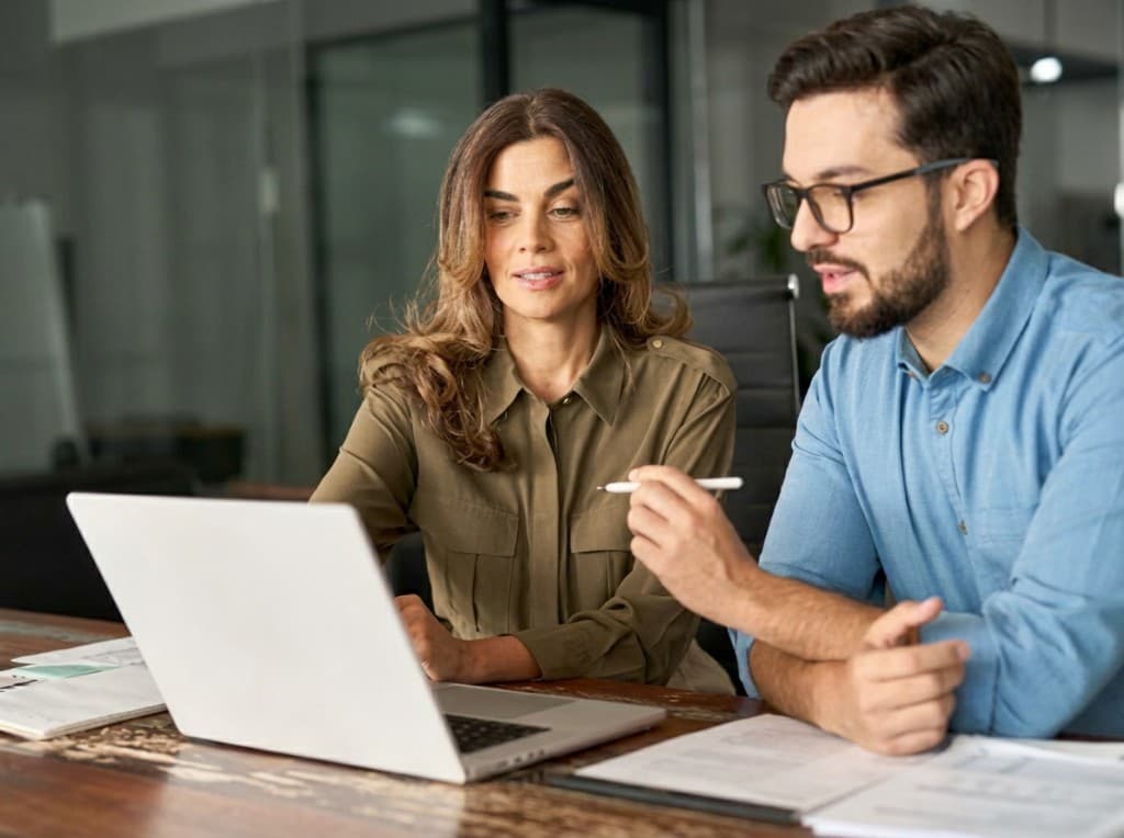 Profesionales revisando SAP S/4HANA Cloud en laptop