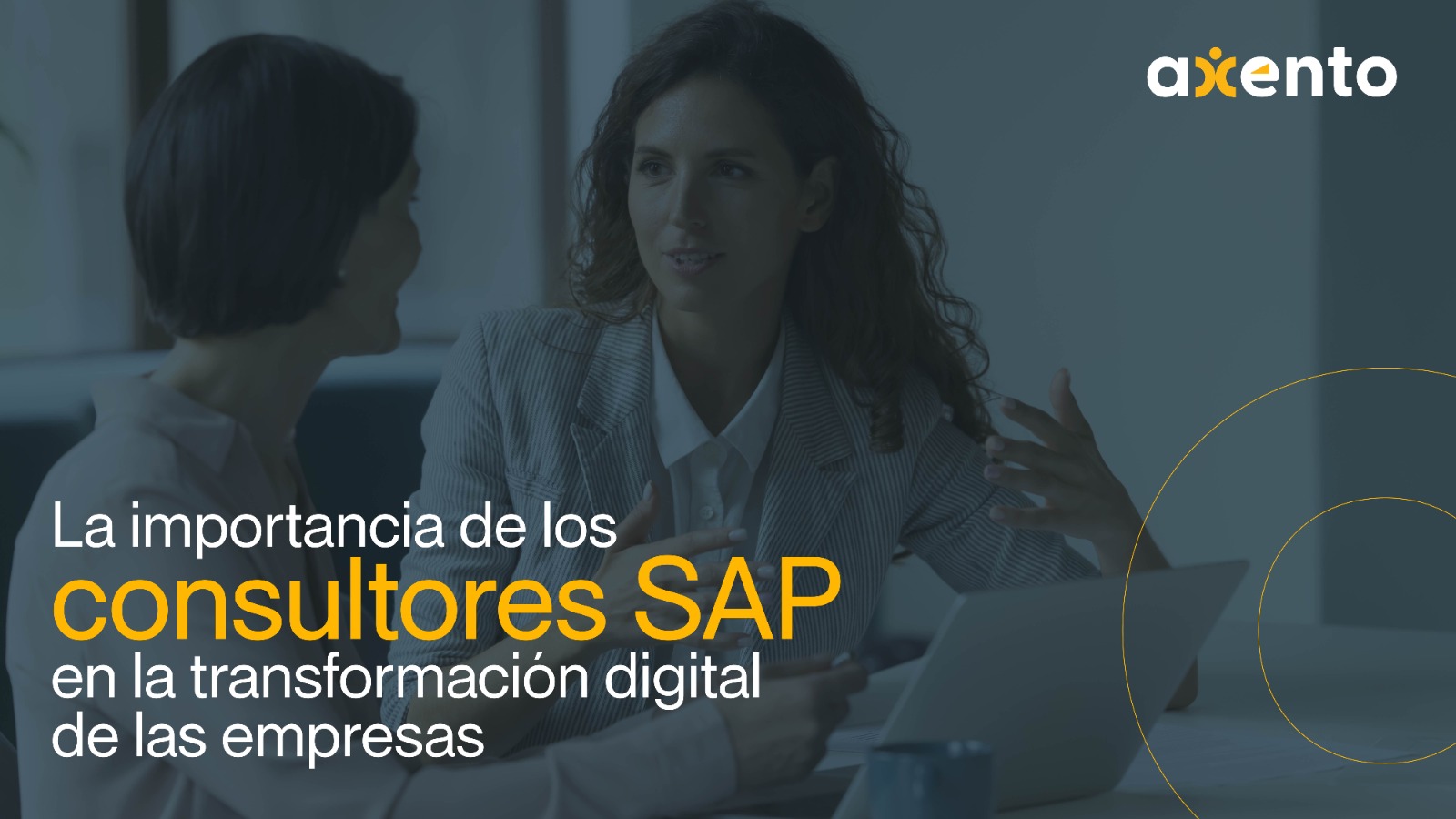 La importancia de los consultores SAP en la transformación digital de las empresas" -Dos mujeres de negocios conversando en una oficina moderna, ilustrando la consultoría SAP y su impacto en la transformación digital empresarial. Logotipo de Axento en la esquina superior derecha.