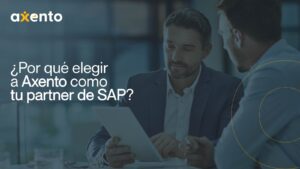 Imagen de dos personas en una reunión de negocios, una de ellas utilizando una tableta, con el texto '¿Por qué elegir a Axento como tu partner de SAP?' Axento es una empresa especializada en soluciones SAP, ofreciendo consultoría y soporte personalizado para optimizar procesos empresariales.